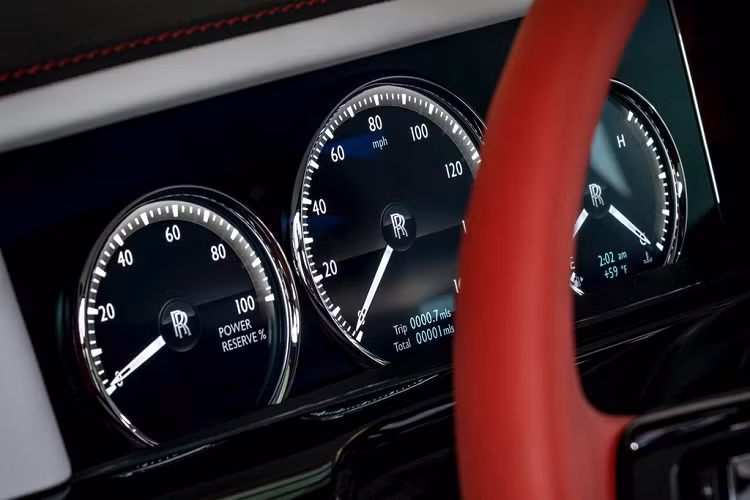 Chiếc xe siêu sang Rolls-Royce Phantom màu đỏ đầu tiên về nước phải làm bạn với bụi tại hầm đỗ xe thuộc bản cũ và đời đầu tiên, lúc mới về nước, mẫu xe này ước tính phải có giá trên 18 tỷ đồng.