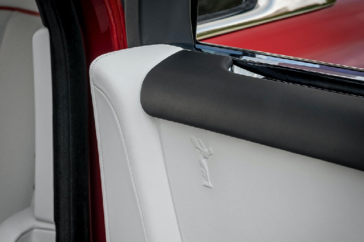 Hiện số lượng dòng xe siêu sang Rolls-Royce Phantom bản cũ và thế hệ mới mang màu đỏ có mặt tại Việt Nam chỉ đếm trên đầu ngón tay.