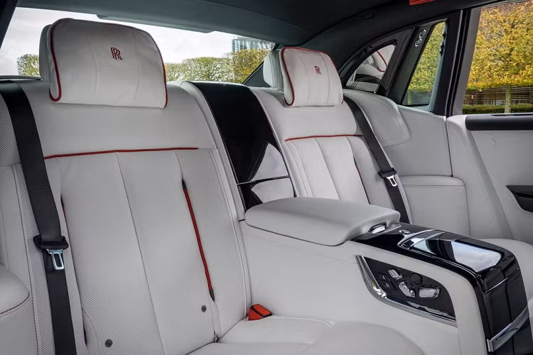 Đây là 1 trong những chiếc xe Rolls-Royce Phantom màu đỏ độc nhất Việt Nam trong năm 2008, hiện số lượng xe Phantom mang màu này không quá 8 chiếc. Chắc chắn vì lý do Hà Nội áp dụng Chỉ thị 16 trong suốt hơn 1 tháng qua nên khiến chủ nhân không thể lái xe ra đường để chăm sóc ngoại thất, vì thế, chiếc xe siêu sang Rolls-Royce phải làm bạn với bụi trong hầm đỗ xe.