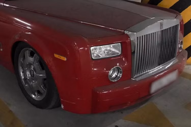 Những hình ảnh được 1 bạn trẻ mê xe đăng tải lên mạng xã hội cho thấy phần nắp capô của chiếc Rolls-Royce Phantom nằm hầm phủ bụi thể hiện nhiều nhất, ngoài ra, phuộc hơi của chiếc xe siêu sang cũng có dấu hiệu xuống cấp nhưng chưa rõ tình hình thiệt hại cụ thể ra sao.