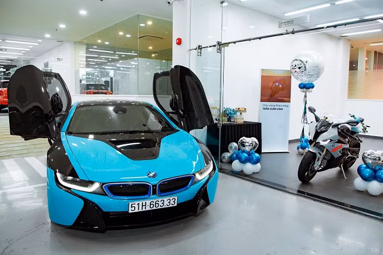 Chiếc Mercedes-AMG G63 độ Brabus này gây ấn tượng ngay từ cái nhìn đầu tiên nhờ màu sơn ngoại thất xanh rêu Olive Green thuộc danh mục G Manufaktur của hãng độ nước Đức. Theo một số nguồn tin, tùy chọn màu sơn này có thể tốn của chủ xe số tiền lên đến 250 triệu đồng.