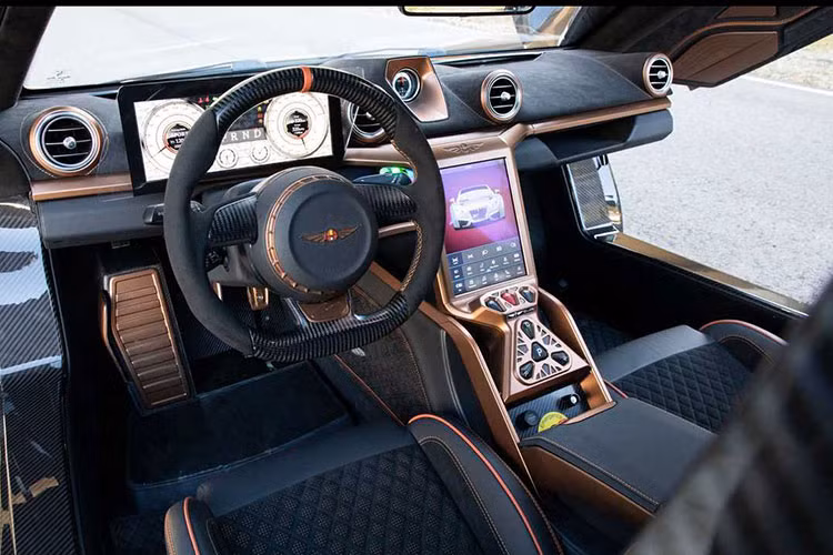 Mẫu Hypercar thanh lịch, độc đáo này được phát triển và chế tạo hoàn toàn tại Tây Ban Nha. Chiếc xe sở hữu thiết kế ngoại thất được lấy cảm hứng từ Dubonnet Xenia cổ điển và chia sẻ những giá trị đã biến Hispano Suiza trở thành một trong những thương hiệu xe hơi sang trọng, đẳng cấp bậc nhất trong ngành công nghiệp xe hơi.