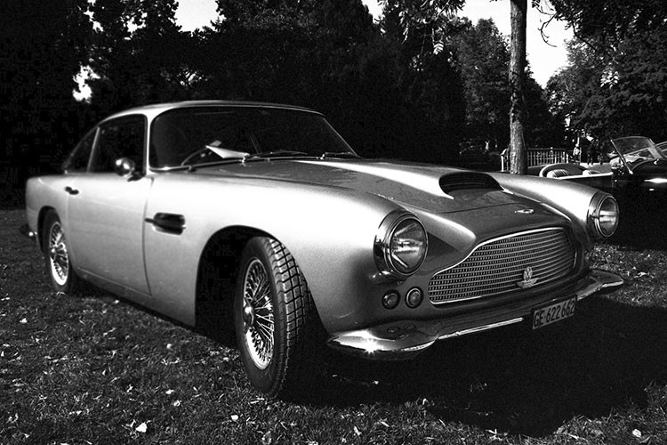 Chiếc Aston Martin DB5 hàng hiếm bị mất là phiên bản duy nhất trong 4 chiếc được sử dụng để quay phim có trang bị đầy đủ các các tiện ích xuất hiện trong phim như: lá chắn chống đạn, ghế phóng, vành xe tích hợp dùi khoan, cũng như bình phun dầu, khói và nước.