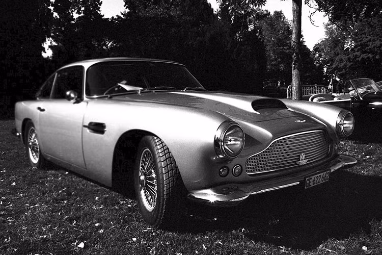 Chiếc Aston Martin DB5 hàng hiếm bị mất là phiên bản duy nhất trong 4 chiếc được sử dụng để quay phim có trang bị đầy đủ các các tiện ích xuất hiện trong phim như: lá chắn chống đạn, ghế phóng, vành xe tích hợp dùi khoan, cũng như bình phun dầu, khói và nước.
