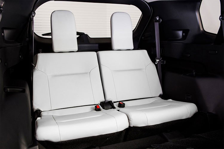 Ngoài ra, Outlander mới còn được trang bị nhiều hệ thống an toàn thụ động, gồm hệ thống Giảm thiểu va chạm phía trước (FCM), Cảnh báo va chạm phía trước (PFCW), Hỗ trợ điểm mù chủ động (ABSA), Cảnh báo chệch làn đường (LDW), Ngăn chệch làn đường (LDP) và 11 túi khí (có túi khí trung tâm phía trước cho ghế lái và túi khí bên cho hàng ghế thứ hai)...