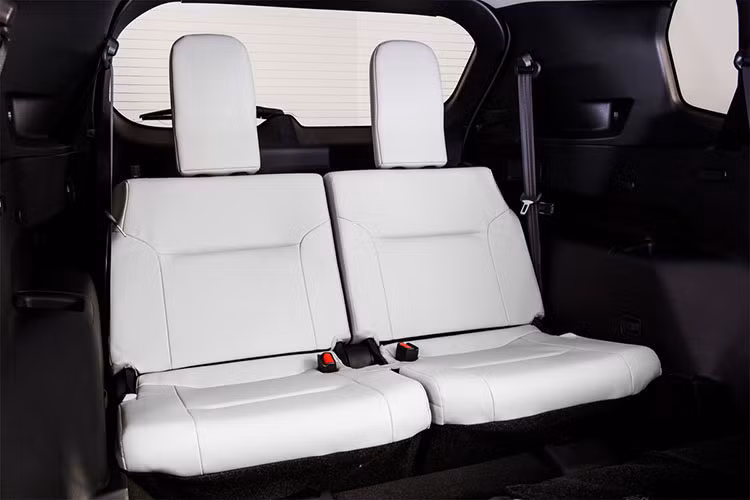 Ngoài ra, Outlander mới còn được trang bị nhiều hệ thống an toàn thụ động, gồm hệ thống Giảm thiểu va chạm phía trước (FCM), Cảnh báo va chạm phía trước (PFCW), Hỗ trợ điểm mù chủ động (ABSA), Cảnh báo chệch làn đường (LDW), Ngăn chệch làn đường (LDP) và 11 túi khí (có túi khí trung tâm phía trước cho ghế lái và túi khí bên cho hàng ghế thứ hai)...