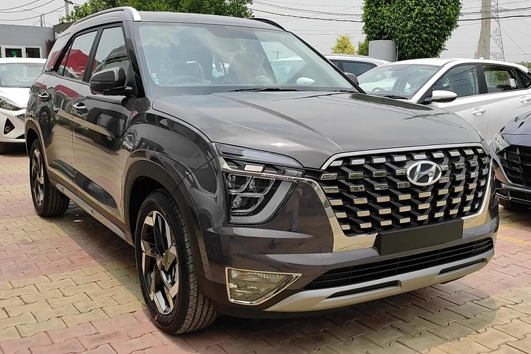 Vào hôm 18/6/2021 vừa qua, hãng Hyundai đã chính thức tung ra dòng SUV 3 hàng ghế Alcazar mới ra thị trường Ấn Độ với giá bán hấp dẫn, dao động từ 1.630.000 - 1.999.000 Rupee (khoảng 507 - 621 triệu đồng). Với giá bán này, Hyundai Alcazar 2021 mới được định vị giữa 2 mẫu SUV cùng thương hiệu là Creta và Tucson.