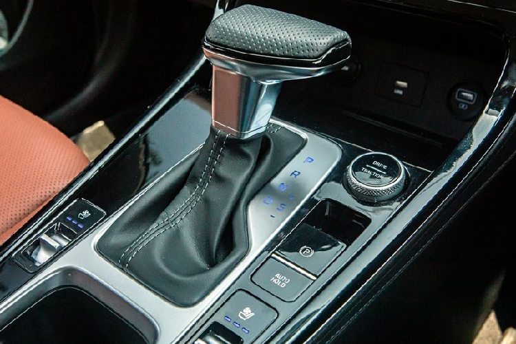 Ở phiên bản 6 chỗ, Hyundai Alcazar 2021 được trang bị 2 ghế thương gia, tách riêng với nhau bằng bệ tì tay trung tâm tích hợp ngăn đựng cốc và hộc chứa đồ. Trong khi đó, bản 7 chỗ lại đi kèm ghế dài 3 chỗ ở giữa. Ghế còn có tính năng trượt để điều chỉnh không gian ở hàng ghế cuối cùng. Ngoài ra, hành khách còn có thể bấm nút để gập ghế giữa theo tỷ lệ 60:40 và xuống hàng ghế cuối dễ dàng hơn.