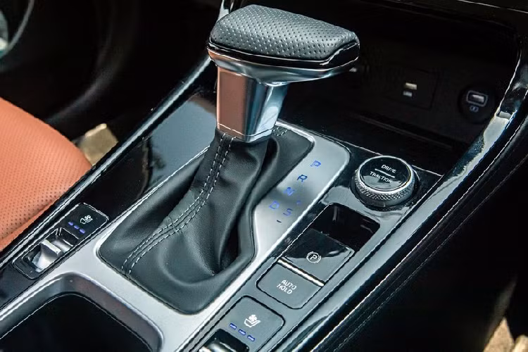 Ở phiên bản 6 chỗ, Hyundai Alcazar 2021 được trang bị 2 ghế thương gia, tách riêng với nhau bằng bệ tì tay trung tâm tích hợp ngăn đựng cốc và hộc chứa đồ. Trong khi đó, bản 7 chỗ lại đi kèm ghế dài 3 chỗ ở giữa. Ghế còn có tính năng trượt để điều chỉnh không gian ở hàng ghế cuối cùng. Ngoài ra, hành khách còn có thể bấm nút để gập ghế giữa theo tỷ lệ 60:40 và xuống hàng ghế cuối dễ dàng hơn.