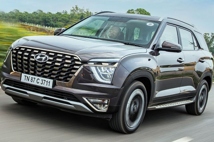 Dù hàng ghế cuối của Hyundai Alcazar 2021 đủ chỗ cho 2 người trưởng thành nhưng khoảng duỗi chân lại khá giới hạn nên phù hợp với trẻ em hơn. Ngoài ra, hàng ghế cuối này còn có đủ cửa gió điều hòa, ngăn đựng cốc và cổng USB. Tuy là SUV giá rẻ nhưng Hyundai Alcazar 2021 lại được trang bị khá tốt.