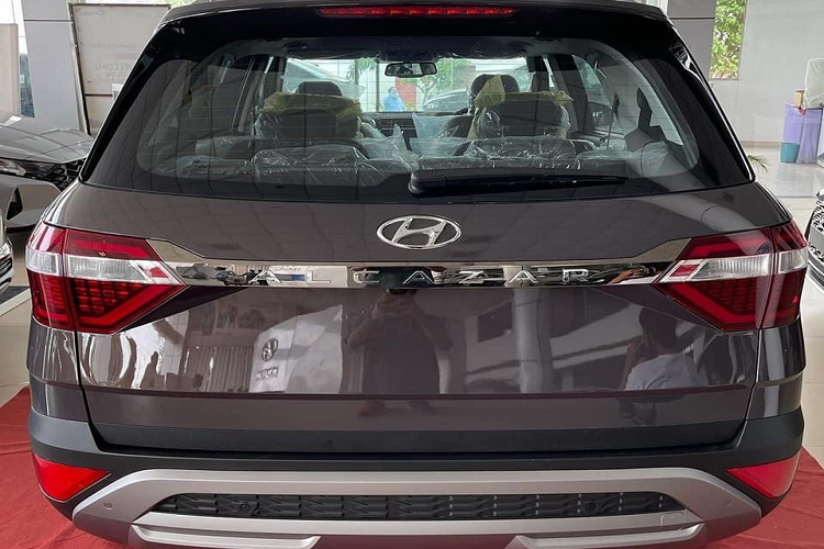 Có thể kể đến một số trang bị đáng chú ý của mẫu SUV này như bảng đồng hồ kỹ thuật số với màn hình 10,25 inch, màn hình thông tin giải trí dạng cảm ứng 10,25 inch, hỗ trợ kết nối với điện thoại thông minh qua Android Auto và Apple Carplay, hệ thống âm thanh Bose 8 loa, hệ thống lọc không khí đi kèm màn hình hiển thị chất lượng không khí, cửa sổ trời thông minh có thể chỉnh bằng giọng nói, đèn viền nội thất Ambient Light 64 màu, camera 360 độ, camera cập lề và ghế lái chỉnh điện 8 hướng.