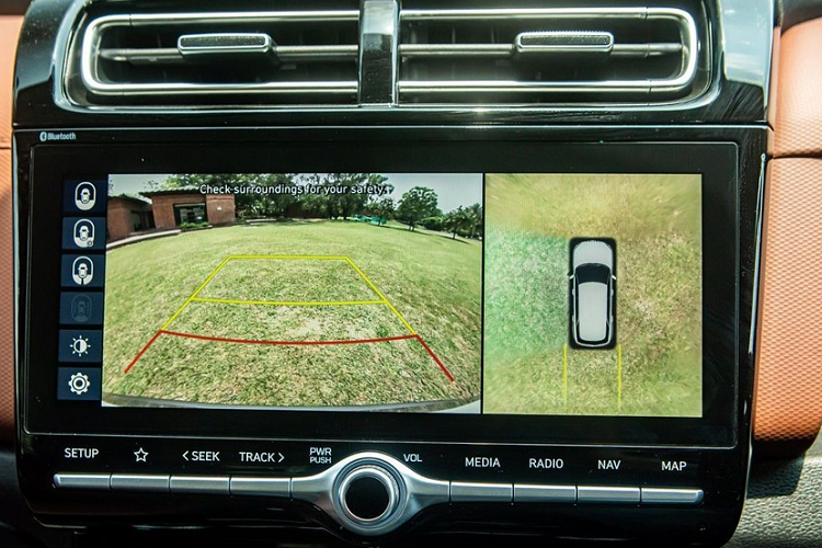 Được phát triển dựa trên Hyundai Creta, Alcazar mới có chiều dài cơ sở tăng 150 mm lên 2.760 mm. Nhờ đó, bên trong mẫu SUV này là không gian nội thất 6 chỗ hoặc 7 chỗ, tùy theo lựa chọn của khách hàng.