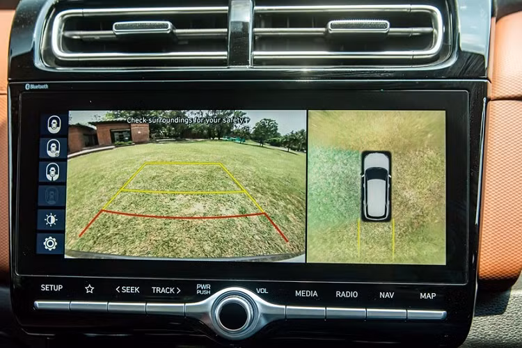 Được phát triển dựa trên Hyundai Creta, Alcazar mới có chiều dài cơ sở tăng 150 mm lên 2.760 mm. Nhờ đó, bên trong mẫu SUV này là không gian nội thất 6 chỗ hoặc 7 chỗ, tùy theo lựa chọn của khách hàng.