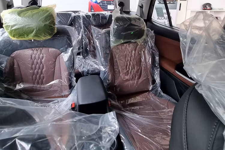 Như thông tin đã đưa, Hyundai Alcazar 2021 tại Ấn Độ có 2 tùy chọn động cơ. Đầu tiên là động cơ xăng 4 xi-lanh, dung tích 2.0L, tạo ra công suất tối đa 159 mã lực và mô-men xoắn cực đại 192 Nm. Thứ hai là động cơ diesel 4 xi-lanh, dung tích 1.5L dùng chung với Hyundai Creta, sản sinh công suất tối đa 115 mã lực và mô-men xoắn cực đại 250 Nm. Cả hai động cơ đều đồng hành với hộp số sàn 6 cấp hoặc tự động 6 cấp.