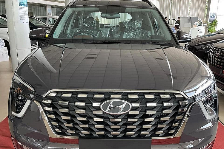 Tính đến ngày 24/6, tức là 6 ngày sau khi ra mắt, Hyundai Alcazar 2021 giá rẻ đã được hơn 4.000 khách hàng tại Ấn Độ đặt mua. Tuy nhiên, khách hàng đặt mua mẫu SUV mới này sẽ phải chờ khoảng 1 - 2 tháng mới nhận được xe. Thời gian chờ nhận xe sẽ phụ thuộc vào bản trang bị và màu sơn mà khách hàng đã chọn.