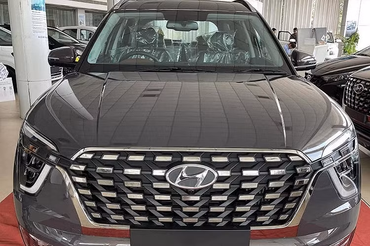 Tính đến ngày 24/6, tức là 6 ngày sau khi ra mắt, Hyundai Alcazar 2021 giá rẻ đã được hơn 4.000 khách hàng tại Ấn Độ đặt mua. Tuy nhiên, khách hàng đặt mua mẫu SUV mới này sẽ phải chờ khoảng 1 - 2 tháng mới nhận được xe. Thời gian chờ nhận xe sẽ phụ thuộc vào bản trang bị và màu sơn mà khách hàng đã chọn.