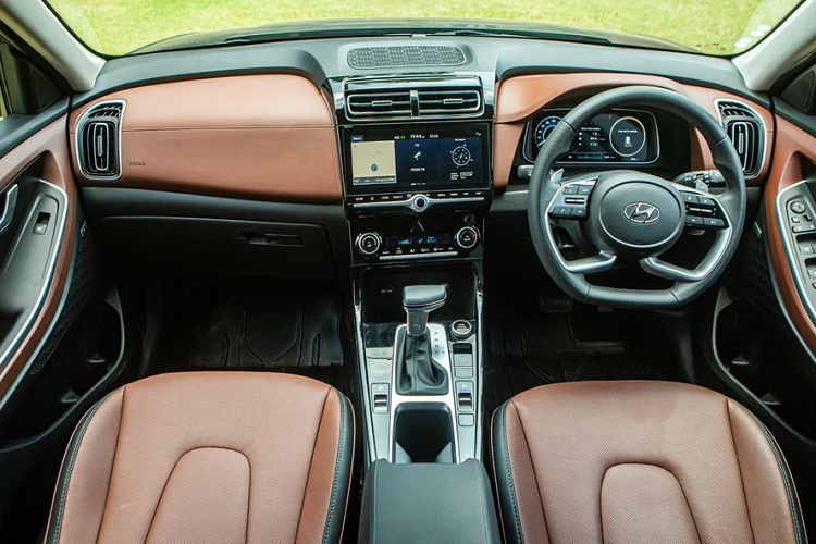 Theo hãng Hyundai, không có sự chênh lệch đáng kể giữa số lượng đơn đặt hàng dành cho Alcazar 2021 bản máy xăng và máy dầu. Tương tự như vậy, 3 bản trang, bao gồm Prestige, Platinum và Signature, của mẫu SUV này cũng có số lượng đơn đặt hàng ngang bằng với nhau.