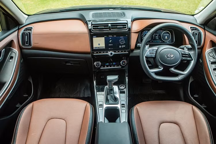 Theo hãng Hyundai, không có sự chênh lệch đáng kể giữa số lượng đơn đặt hàng dành cho Alcazar 2021 bản máy xăng và máy dầu. Tương tự như vậy, 3 bản trang, bao gồm Prestige, Platinum và Signature, của mẫu SUV này cũng có số lượng đơn đặt hàng ngang bằng với nhau.