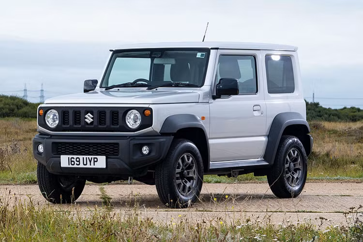 Hồi đầu năm ngoái, đã có hai chiếc Suzuki Jimny thế hệ mới nhập tư nhân từ thị trường châu Âu được đưa về Việt Nam có giá không dưới 1,4 tỉ đồng cho mỗi chiếc sau khi hoàn tất các thủ tục nhập khẩu, chưa bao gồm phí đăng ký.