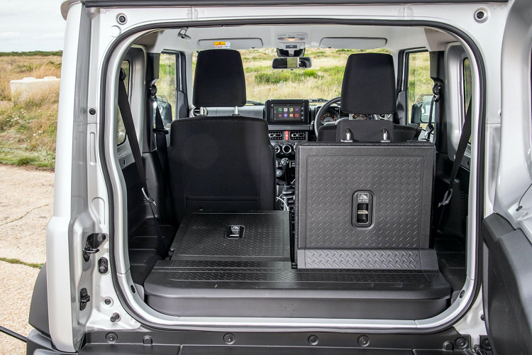 Jimny là mẫu SUV thực thụ, mẫu xe này sử dụng nền tảng khung gầm rời (body-on-frame) cho phép linh động đi địa hình xấu và khả năng off-road tốt. Bên cạnh đó, Jimny có góc tiếp cận và góc thoát trước sau lần lượt là 37 và 49 độ. Ngoài ra, Jimny có thể dễ dàng xoay sở trong đô thị khi nó có bán kính quay vòng tối thiểu chỉ 4,9m.