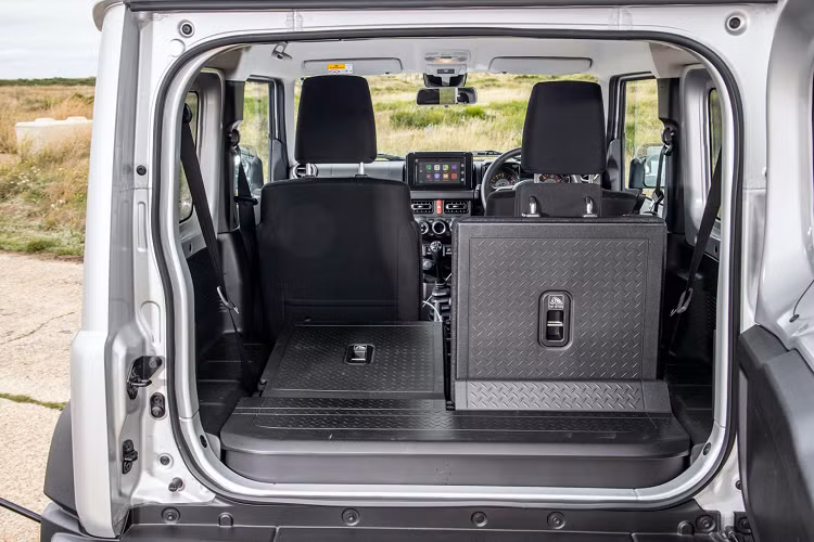 Jimny là mẫu SUV thực thụ, mẫu xe này sử dụng nền tảng khung gầm rời (body-on-frame) cho phép linh động đi địa hình xấu và khả năng off-road tốt. Bên cạnh đó, Jimny có góc tiếp cận và góc thoát trước sau lần lượt là 37 và 49 độ. Ngoài ra, Jimny có thể dễ dàng xoay sở trong đô thị khi nó có bán kính quay vòng tối thiểu chỉ 4,9m.