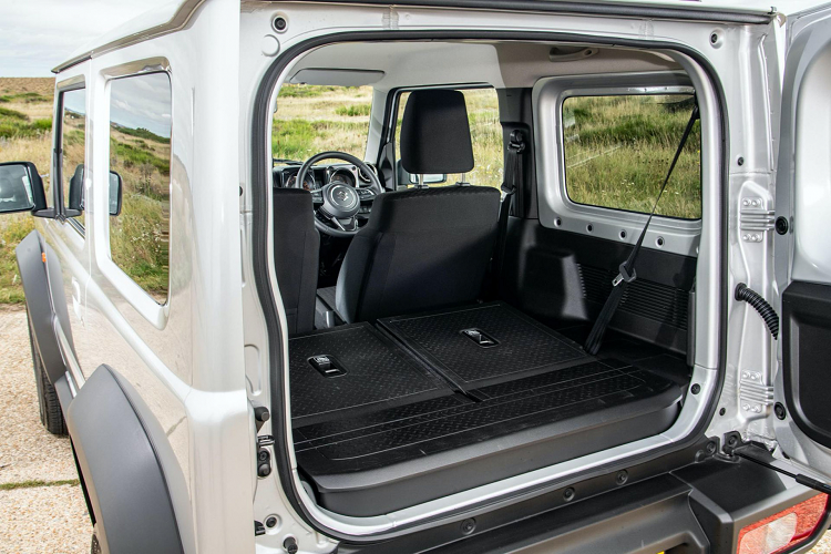 Suzuki Jimny sản xuất tại Ấn Độ với giá thành thấp hơn là một tin vui đối với những ai yêu thích mẫu xe SUV cỡ nhỏ này. Hy vọng, trong tương lai gần Suzuki Việt Nam sẽ phân phối Jimny nhập Ấn Độ tại thị trường Việt.