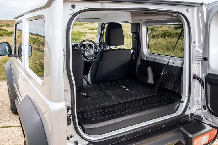 Suzuki Jimny sản xuất tại Ấn Độ với giá thành thấp hơn là một tin vui đối với những ai yêu thích mẫu xe SUV cỡ nhỏ này. Hy vọng, trong tương lai gần Suzuki Việt Nam sẽ phân phối Jimny nhập Ấn Độ tại thị trường Việt.