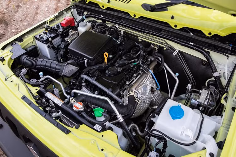 Tương tự phiên bản nhập Nhật, Suzuki Jimny sản xuất tại Ấn Độ sử dụng động cơ Xăng 4cyl dung tích 1.5L (N/A; K15B) cho công suất tối đa 100 mã lực tại 6.000 vòng/phút và mô-men xoắn cực đại 128Nm có được từ 4.400 vòng/phút.