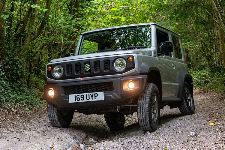 Jimny sử dụng kết hợp với hộp số tự động 4 cấp (4AT) hoặc sàn 5 cấp (5MT) đi cùng với dẫn động hai cầu (4WD) với hệ thống kiểm soát lực kéo điện tử thích ứng (All-Grip 4WD), trên mẫu Jimny hệ thống này đóng vai trò như một sự thay thế cho hệ thống khóa vi sai trước và sau.