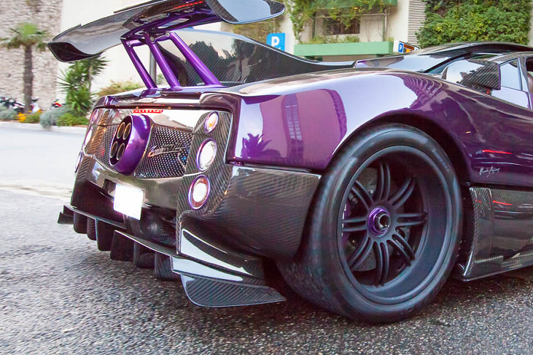 Sức mạnh được truyền tới cầu sau thông qua hộp số sàn 6 cấp. Trong khi các phiên bản khác dùng hộp số tự động với lẫy chuyển số.