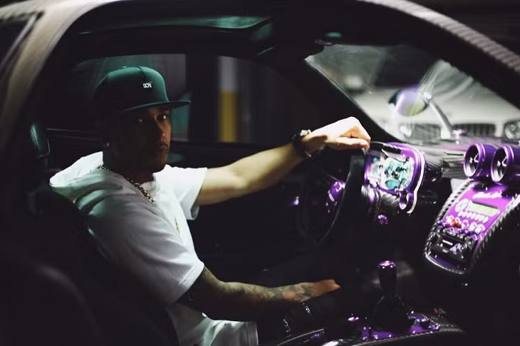 Vài năm trước, Hamilton cho biết Zonda “lái thật khủng khiếp”, khẳng định rằng đây là “chiếc xe có âm thanh tốt nhất” trong bộ sưu tập của anh “nhưng cách xử lý khôn ngoan thì Zonda mới là thứ tồi tệ nhất”.