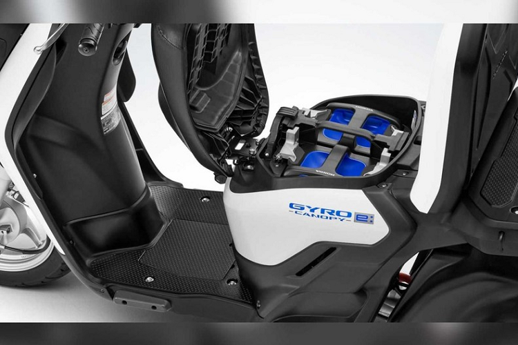 Theo sau Benly:e là mẫu xe 3 bánh chở hàng Gyro:e, một bản cập nhật chạy điện cho xe 3 bánh Gyro lâu đời của Honda. Gyro cũng là phương tiện giao hàng rất phổ biến ở nhiều quốc gia trên thế giới. Giống như các bản xe Benly chạy bằng động cơ đốt trong và chạy điện hoàn toàn, nó thường được sử dụng bởi những nhân viên chuyên đi giao hàng.