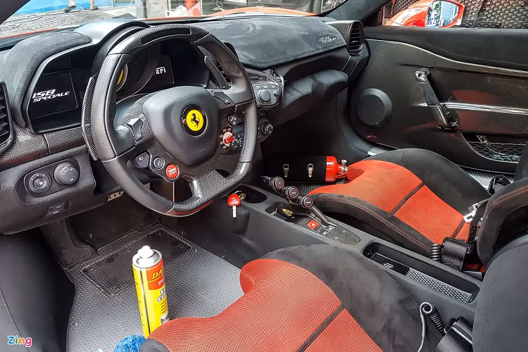 Tương tự với các mẫu Ferrari khác, vô lăng của 458 Speciale cũng lấy cảm hứng từ xe đua F1. Vô lăng tích hợp trực tiếp phím khởi động, phím xoay chuyển đổi chế độ lái, dải đèn báo chuyển số cùng nhiều phím chức năng khác. Khách hàng cũng có thể tùy chọn màu sắc của bảng đồng hồ trung tâm. Ferrari 458 Speciale không được trang bị cần số mà chỉ có các phím bấm chuyển số nằm ở khu vực trung tâm