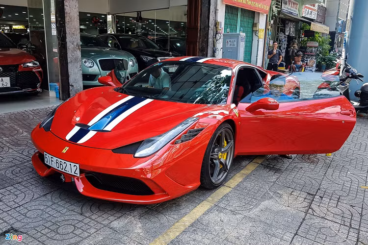 Trước khi trở về màu sơn đỏ nguyên bản xe có màu ngoại thất trắng. So với 458 Italia, 458 Speciale được nâng cấp bởi bộ phận thiết kế Ferrari Styling Centre hợp tác cùng Pininfarina. 