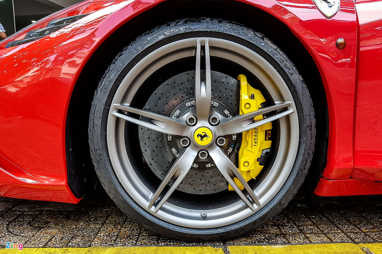 Ferrari 458 Speciale nhẹ hơn 90 kg so với bản tiêu chuẩn, khối lượng tiêu chuẩn ở mức 1.290 kg. Nếu đổ đầy xăng, xe cũng chỉ nặng 1.395 kg. Các hệ thống điện tử trên xe cũng được nâng cấp, bao gồm hệ thống kiểm soát góc trượt SSC – vốn sẽ phân tích quá trình vận hành của xe thông qua các cảm biến điện tử và liên tục thay đổi lực kéo giữa hai bánh xe một cách tối ưu nhất