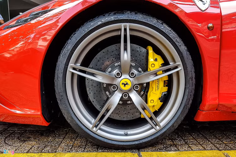 Ferrari 458 Speciale nhẹ hơn 90 kg so với bản tiêu chuẩn, khối lượng tiêu chuẩn ở mức 1.290 kg. Nếu đổ đầy xăng, xe cũng chỉ nặng 1.395 kg. Các hệ thống điện tử trên xe cũng được nâng cấp, bao gồm hệ thống kiểm soát góc trượt SSC – vốn sẽ phân tích quá trình vận hành của xe thông qua các cảm biến điện tử và liên tục thay đổi lực kéo giữa hai bánh xe một cách tối ưu nhất