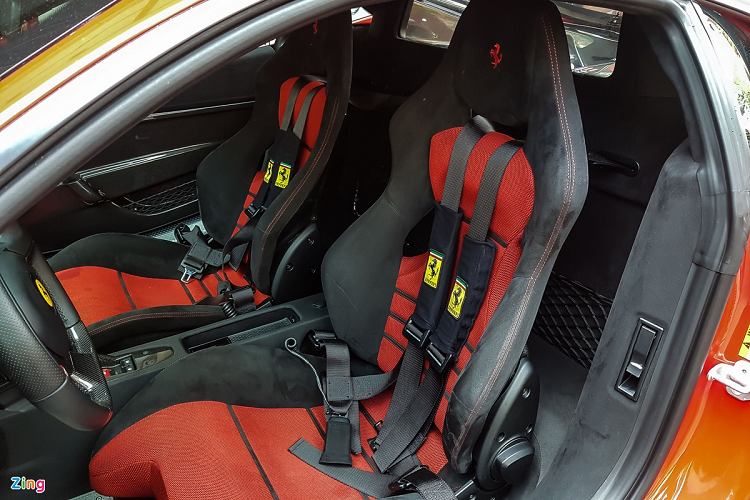 Nội thất của 458 Speciale thuần chất thể thao với bộ ghế đua cùng dây đai an toàn đa điểm. Bề mặt ghế sử dụng các chất liệu da cao cấp và Alcantara, cùng logo Prancing Horse màu đỏ được khâu nổi ở tựa đầu. Nội thất của xe cũng sử dụng nhiều chất liệu như sợi carbon, Alcantara… Sàn của 458 Speciale được làm từ hợp kim nhôm, và tại không gian để chân của ghế phụ là bình chữa cháy tiêu chuẩn. 