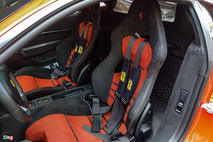 Nội thất của 458 Speciale thuần chất thể thao với bộ ghế đua cùng dây đai an toàn đa điểm. Bề mặt ghế sử dụng các chất liệu da cao cấp và Alcantara, cùng logo Prancing Horse màu đỏ được khâu nổi ở tựa đầu. Nội thất của xe cũng sử dụng nhiều chất liệu như sợi carbon, Alcantara… Sàn của 458 Speciale được làm từ hợp kim nhôm, và tại không gian để chân của ghế phụ là bình chữa cháy tiêu chuẩn. 