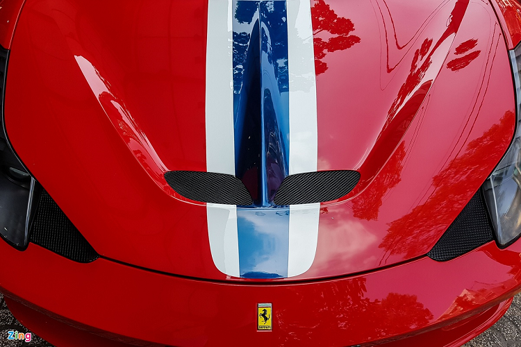 Một số chi tiết nổi bật ở ngoại thất của 458 Speciale như nắp capo được trang bị thêm khe thoát gió, ốp hông khí động học, hốc gió với các cánh điều khiển điện ở cản trước, cánh gió sau cao hơn cùng cản sau được tinh chỉnh lại nhằm tạo thêm nhiều lực ép xuống mặt đường