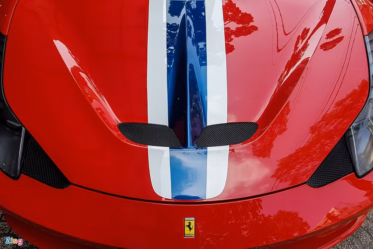 Một số chi tiết nổi bật ở ngoại thất của 458 Speciale như nắp capo được trang bị thêm khe thoát gió, ốp hông khí động học, hốc gió với các cánh điều khiển điện ở cản trước, cánh gió sau cao hơn cùng cản sau được tinh chỉnh lại nhằm tạo thêm nhiều lực ép xuống mặt đường