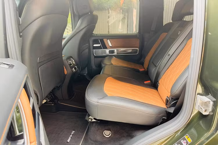 Vòng ra bên hông xe, dễ dàng nhận thấy chiếc xe SUV hạng sang Mercedes-AMG G63 này được xử lý lại các chi tiết thanh nẹp bên hông kéo dài ra đuôi xe bằng carbon rất đẹp mắt thay vì ốp nhựa thông thường. Tuy nhiên, màu sơn xanh quân đội của xe không làm nổi bật hẳn chi tiết này so với các màu sắc khác như trắng hay đỏ.