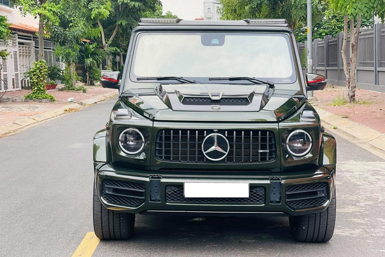 Trong số hàng trăm chiếc xe SUV hạng sang Mercedes-AMG G63 thế hệ mới về Việt Nam số lượng xe sở hữu ngoại thất màu xanh Jade Green khá khiêm tốn, bộ áo này còn được các tay chơi xe tại Việt Nam gọi là màu xanh quân đội. Không chỉ sở hữu màu sơn xanh Jade Green cá tính, chiếc xe Mercedes-AMG G63 trong bài viết này còn có gói trang bị carbon của bản độ đến từ hãng Brabus.