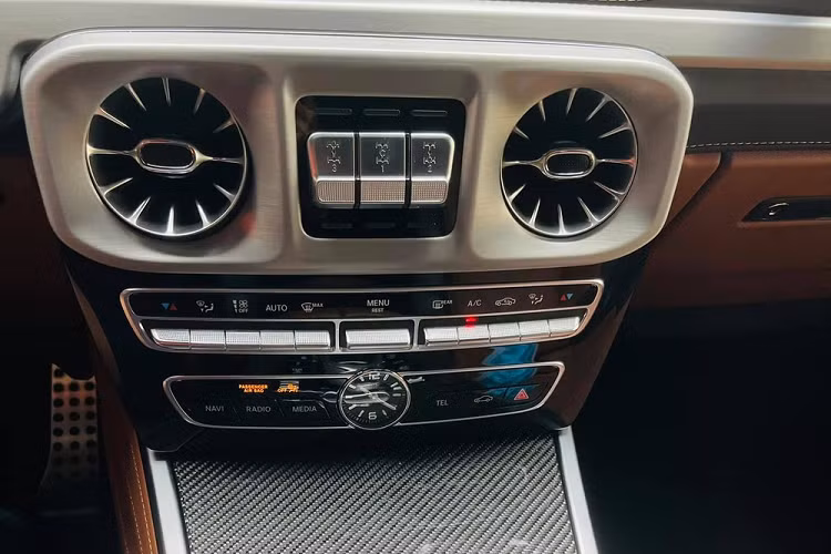 Chiếc xe SUV hạng sang Mercedes-AMG G63 mang màu sơn xanh Jade Green cùng bản độ Brabus này còn được độ thêm chi tiết hệ thống đèn chiếu sáng tăng cường trên nóc xe dạng LED. Mở cửa bước vào trong khoang lái là nội thất bọc da cao cấp với tông màu nâu nhạt phối đen. Ngoài ra là nhiều chi tiết trong khoang lái được xử lý bằng sợi carbon thay vì kim loại đánh bóng hay nhựa.