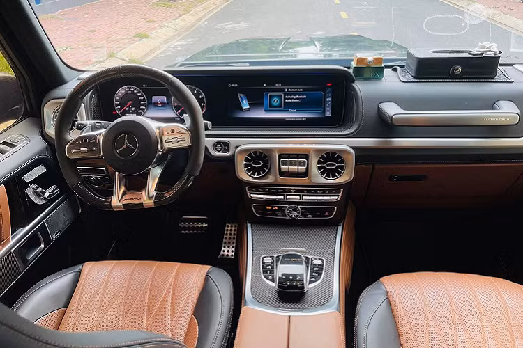 Đầu tiên là phần mặt tiền "ông vua địa hình" này được giữ nguyên thiết kế ngoại trừ phần nắp capô mới của Brabus với điểm nhấn là hốc gió cỡ lớn nổi hẳn lên khá cơ bắp.