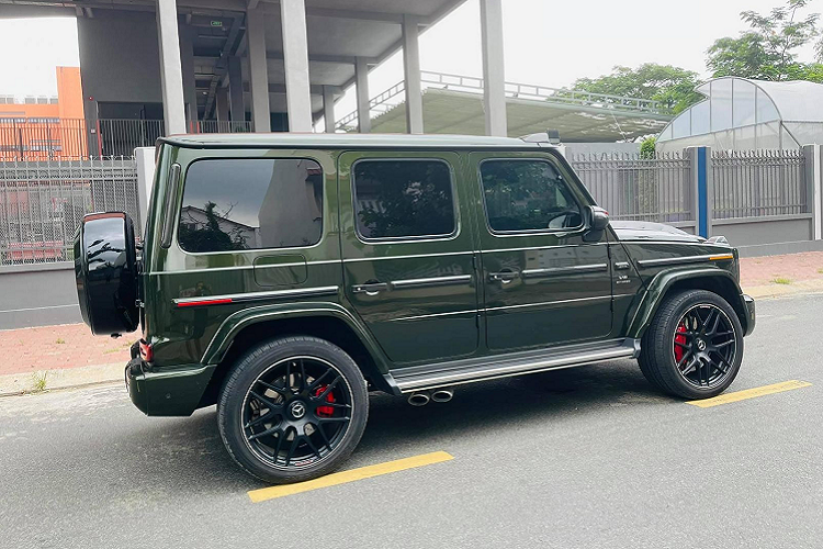 "Trái tim" này trên chiếc SUV hạng sang Mercedes-AMG G63 sẽ được truyền tới cả 4 bánh thông qua hộp số tự động AMG Speedshift Plus 9 cấp, nhờ đó, xe có thể tăng tốc từ vị trí xuất phát lên 100 km/h trong 4,5 giây trước khi đạt vận tốc tối đa 220 km/h.