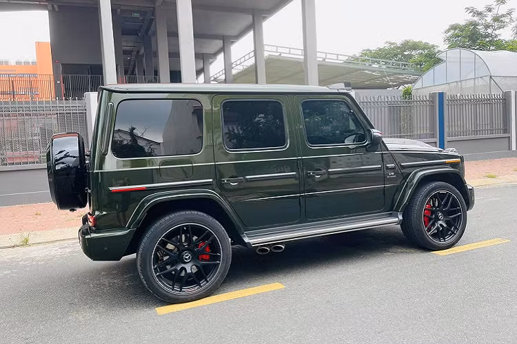 "Trái tim" này trên chiếc SUV hạng sang Mercedes-AMG G63 sẽ được truyền tới cả 4 bánh thông qua hộp số tự động AMG Speedshift Plus 9 cấp, nhờ đó, xe có thể tăng tốc từ vị trí xuất phát lên 100 km/h trong 4,5 giây trước khi đạt vận tốc tối đa 220 km/h.