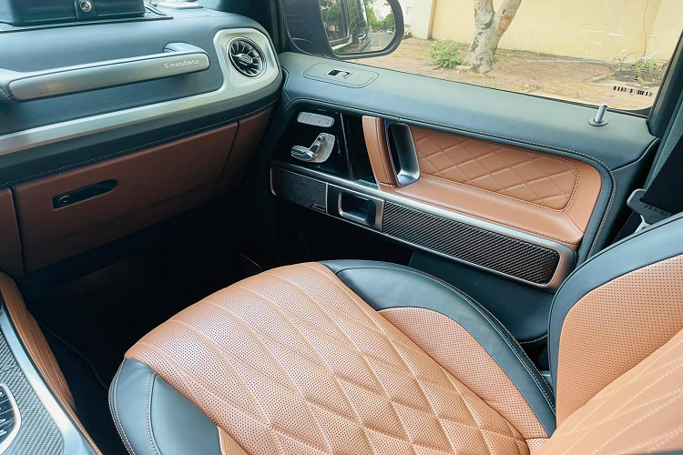 Tiếp đến, một số chi tiết bằng thép hay nhựa phía đuôi xe được thay mới bằng carbon, ngoài ra còn có khuếch tán gió, cản va sau và tay nắm cửa cũng là sợi carbon bóng. Điểm nhấn cuối cùng chính là bề mặt thùng đựng bánh xe dự phòng của "ông vua địa hình" Mercedes-AMG G63 này là carbon.