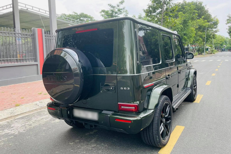 Được biết, chiếc xe Mercedes-AMG G63 với tông màu xanh rêu cùng với bản độ Brabus đang tìm khách hàng với mức giá không được tiết lộ, chỉ biết rằng, xe đã qua sử dụng với số đồng hồ công tơ mét được người bán chia sẻ là hơn 1 vạn km.
