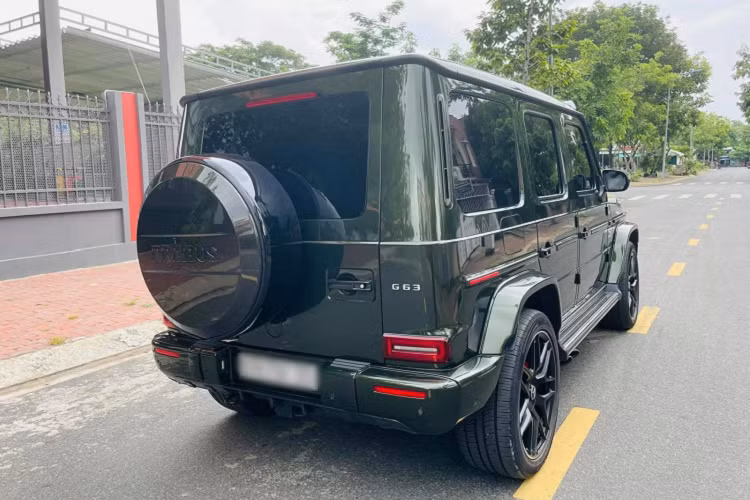 Được biết, chiếc xe Mercedes-AMG G63 với tông màu xanh rêu cùng với bản độ Brabus đang tìm khách hàng với mức giá không được tiết lộ, chỉ biết rằng, xe đã qua sử dụng với số đồng hồ công tơ mét được người bán chia sẻ là hơn 1 vạn km.