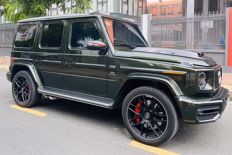 Nếu như ai là một người hâm mộ cuồng nhiệt dòng xe SUV hạng sang được mệnh danh là "ông vua địa hình" chắc không còn quá xa lạ với nhà độ đến từ Đức này. Lướt bên ngoài diện mạo chiếc xe SUV hạng sang Mercedes-AMG G63 màu bộ đội mang bản độ Brabus của đại gia Việt có thể thấy nhiều chi tiết ở ngoại thất được bồi dưỡng thêm carbon của hãng độ nổi tiếng trên thế giới này.